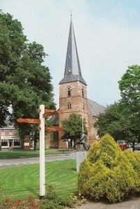 A05 N.H. Kerk met beeld dichter Staring Vorden